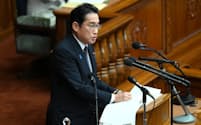 衆院本会議で所信表明演説する岸田首相 （23日）
