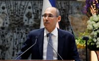 政策金利の据え置きを発表したイスラエル銀行のヤロン総裁=ロイター
