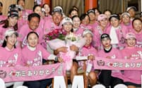 日本最後の大会の第2日を予選落ちで終え、出場選手らと記念写真に納まるイ・ボミ（前列左から3人目）＝共同