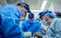 脳死者への移植のためにブタ腎臓を準備する米ニューヨーク大学のロバート・モンゴメリー教授㊨ら＝Joe Carrotta for NYU Langone Health