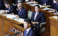 衆院本会議で立憲民主・泉代表（手前）の質問を聞く岸田首相（24日）