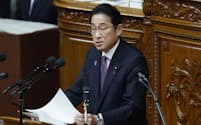 衆院本会議で立憲民主・泉代表の質問に答える岸田首相（24日）