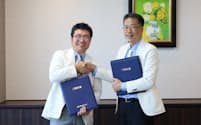 日本パイプの青原会長㊧は同業のイシグロへの会社譲渡にサインした（7月、広島市）