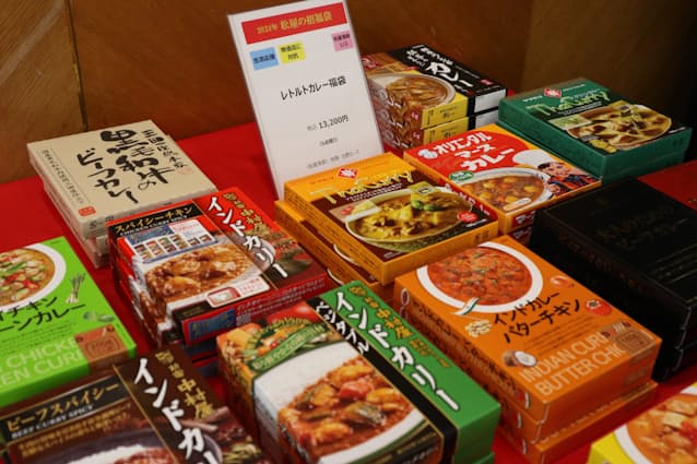 Matsuya sẽ bán Túi may mắn (trị giá 13.200 yên) gồm 50 hộp gia vị cà ri nấu sẵn với nhiều vị khác nhau.