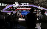 中国通信各社は「5G」の普及に注力している（6月、上海市での展示）＝ロイター