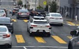 米サンフランシスコ市内を走行する無人の自動運転配車サービス「Waymo One（ウェイモワン）」（写真中央、白い車体）は日常の光景になりつつある
