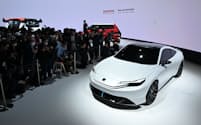 ジャパンモビリティショーでホンダが発表したスポーツモデルのハイブリッド車「プレリュード・コンセプト」（25日午前、東京都江東区）