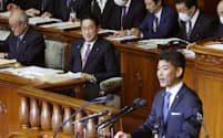 衆院本会議で立憲民主党の泉代表（右）の質問を聞く岸田首相（24日）