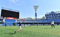 ナイター当日に開放された横浜スタジアムでキャッチボールを楽しむ子どもたち＝球団提供