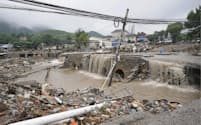 記録的な豪雨の影響で川の堤防が決壊した北京郊外（8月）＝共同