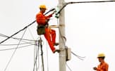 ベトナムの首都ハノイで電線を修理する作業員（2019年7月）=ロイター