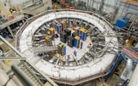 米フェルミ国立加速器研究所はミューオンの磁性を調べる実験をした(同研究所提供)