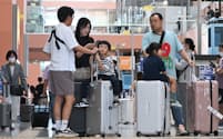 関西国際空港に到着した中国人観光客ら（9月28日）