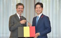 北海道の鈴木知事㊨と記念品を交換した（26日、札幌市）