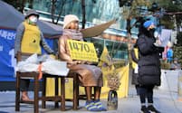ソウル日本大使館前に置かれた慰安婦を象徴する少女像