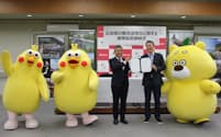 NTTドコモと広島県観光連盟は県の観光活性化へ連携協定を結んだ（26日、広島市）