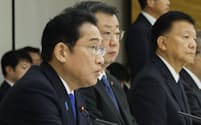 政府与党政策懇談会で指示を出す岸田首相（26日、首相官邸）