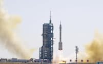 有人宇宙船「神舟17号」を搭載して打ち上げられたロケット（26日、中国・酒泉衛星発射センター）＝新華社・共同