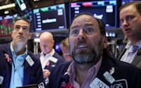 米金利の乱高下が世界の金融市場を揺さぶっている（26日、ニューヨーク証券取引所）＝ロイター