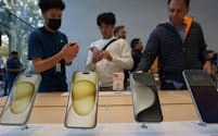 アップルの最新機種「iPhone15」シリーズは中国以外で好調（9月22日、米カリフォルニア州パロアルトの店舗）