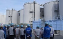 福島第1原発を視察するIAEAの調査団＝東京電力ホールディングス提供