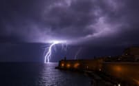 2019年2月27日、マルタの首都バレッタで嵐が起きたとき、聖エルモ砦（とりで）の近くに雷が落ちた。通常の稲妻の1000倍を超えるエネルギーをもつ「スーパーボルト」は地中海、北東大西洋、そしてペルーとボリビアの高原アルティプラノに集中している。（PHOTOGRAPH BY DARRIN ZAMMIT LUPI, REUTERS/REDUX）