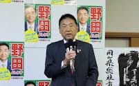 東大阪市長選で当選を決め、あいさつする野田義和氏（24日、大阪府東大阪市）