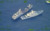 南シナ海アユンギン礁周辺海域で近づく中国の海上民兵の船（左）とフィリピン巡視船（22日）＝フィリピン軍提供・AP
