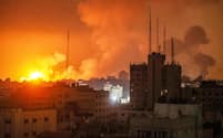 27日、パレスチナ自治区ガザでイスラエル軍による空爆が行われ、立ち上る煙（ゲッティ＝共同）