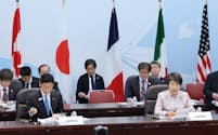 G7貿易相会合の開会セッションであいさつする上川外相㊨と西村経産相（28日、大阪市北区）