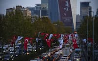 建国の英雄ケマル・アタチュルクの写真が飾られたイスタンブール市内（25日）=AP