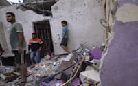 がれきと化した家の中を調べる市民（29日、パレスチナ自治区ガザ）＝ＡＰ