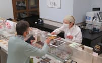 くら吉はこだわりの秋田の食材を使った菓子を販売する（秋田市）