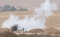 パレスチナ自治区ガザに向かって砲撃するイスラエル軍（29日）＝ロイター