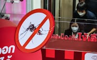 バンコクのショッピングモール内で行われたデング熱の感染防止を訴えるイベント（10月）＝小林健撮影