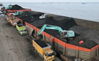 インドネシアは石炭の産地で、発電量の約６割を石炭火力が占める（22年１月、北ジャカルタの港）＝ロイター