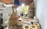 麦子斌さんは大学時代に知った陶芸に魅了され、会社勤めをやめた