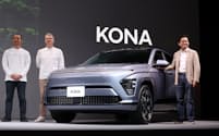 新型の電気自動車「KONA」を発表するヒョンデモビリティジャパンの趙源祥社長（右、30日、東京都渋谷区）