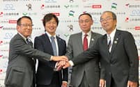 懸賞付き定期預金を発表した菅野大志町長（左から２人目）と３信金の理事長（30日、山形市）