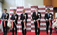 式典に参加した名古屋銀行の藤原頭取（中央）、静岡銀行の八木稔頭取（左から2人目）