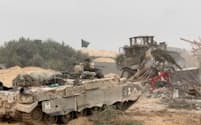 イスラエル軍はガザでの地上作戦を拡大している（イスラエル軍提供の映像から）＝ロイター