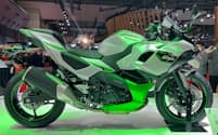 カワサキモータースのHVバイク「Ninja 7 Hybrid」（10月25日、東京都江東区の東京ビッグサイト）