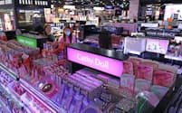 バンコクのショッピングモールの化粧品売り場に並ぶ「キャシードール」の化粧品＝遠藤啓生撮影