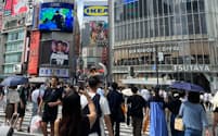 渋谷駅前のスクランブル交差点に面する「スターバックスコーヒーSHIBUYA TSUTAYA店」は訪日外国人にも人気（8月、東京都渋谷区）