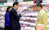 スーパーマーケットの生鮮食品売り場を視察する岸田首相（左）＝16日午後、東京都内（代表撮影）