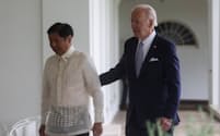 訪米したフィリピンのマルコス大統領と一緒にホワイトハウスを歩くバイデン米大統領（2023年5月）＝ロイター