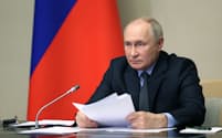 30日、ロシアのプーチン大統領は政府幹部らと中東問題などについて会議を開いた（モスクワ郊外）＝ロイター
