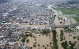 記録的な大雨により冠水した秋田市の住宅街。水災への備えも必要だ（2023年7月）=共同