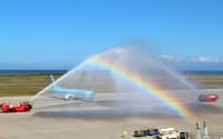 新潟空港に到着し放水アーチで歓迎される大韓航空の機体（31日、新潟市）