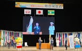 愛媛県の中村知事から鳥取県の平井知事に大会旗が引き継がれた（31日、松山市）